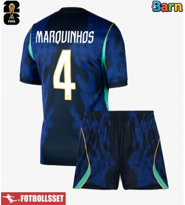 Brasilien Marquinhos #4 Bortatröja Barn VM 2026 Kortärmad (+ Korta byxor)